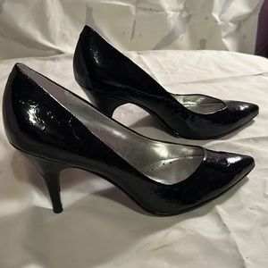 BCBG Paris Tam Pumps Patent Leather. Size 9. NWOT. Original box. 3” heel.